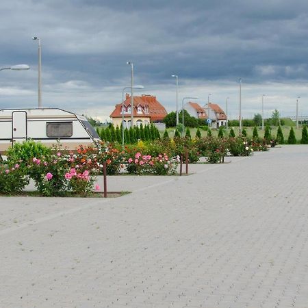 Hotel Rozsa Csarda Bungalow & Caravan Park 헤기예샬롬 외부 사진