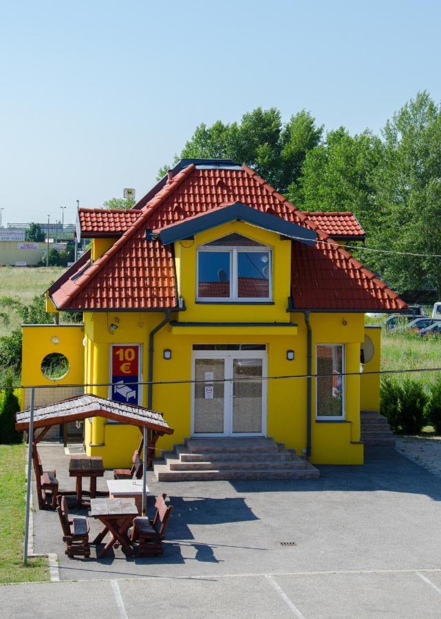 Hotel Rozsa Csarda Bungalow & Caravan Park 헤기예샬롬 외부 사진